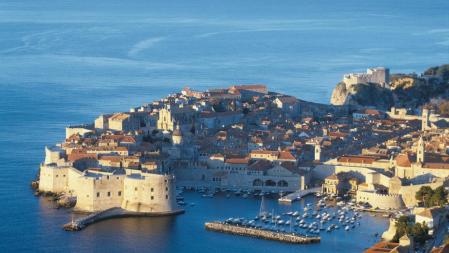 El puerto de Dubrovnik, con las murallas que rodean la ciudad
