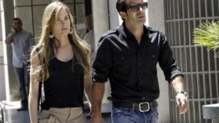 El exjugador portugués Luis Figo y su mujer, Helen Svedin, llegan a la capilla ardiente de María Ángeles Sandoval, Pitina, esposa del presidente del Real Madrid, Florentino Pérez, hoy, 23 de mayo de 2012, en el tanatorio de la M-30, en Madrid.