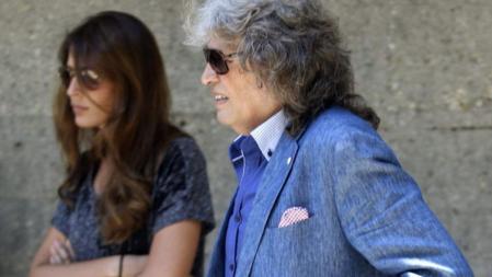 El cataor José Mercé durante la visita a la capilla ardiente de María Ángeles Sandoval, Pitina, esposa del presidente del Real Madrid, Florentino Pérez, hoy, 23 de mayo de 2012, en el tanatorio de la M-30, en Madrid