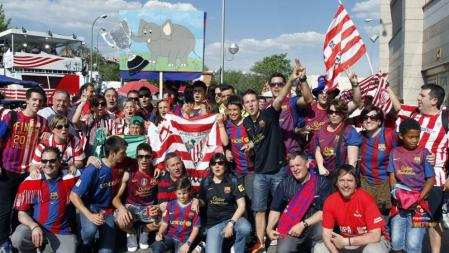 Aficionados del Barça y del Athletic en los aledaños del estadio Vicente Calderón de Madrid, horas antes del inicio de la final de la Copa del Rey de fútbol que enfrenta a sus respectivos equipos