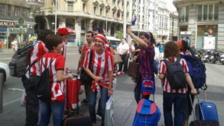 Aficionados de Barça y Athletic en la Gran Vía de Madrid