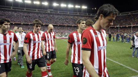Los jugadores del Athletic Club se retiran del campo abatidos tras ser derrotados por el FC Barcelona en la final de la Copa del Rey
