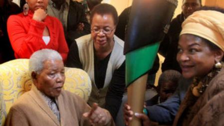 Nelson Mandela recibe la llama conmemorativa del centenario del Congreso Nacional Africano en su casa de Qunu