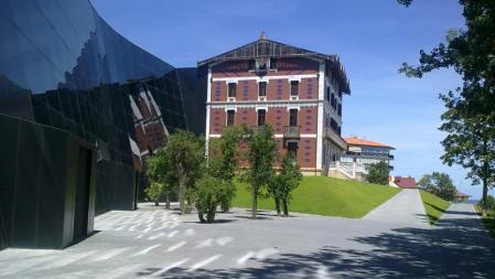 Fachada del Museo Balenciaga en Getaria