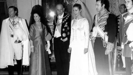 BODA DE ALFONSO DE BORBON Y DAMPIERRE Y CARMEN MARTINEZ BORDIU QUE LUCE UN DISEÑO DE BALENCIAGA, UNO DE LOS ULTIMOS VESTIDOS DEL MODISTO (8 DE MARZO DE 1972)