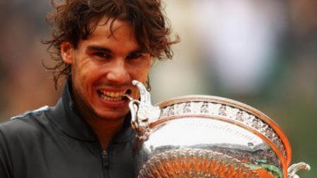 Rafa Nadal muerde el trofeo de Roland Garros