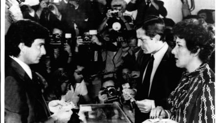 Adolfo Suárez y su esposa, Amparo Illana, votan en las primeras elecciones de 1977
