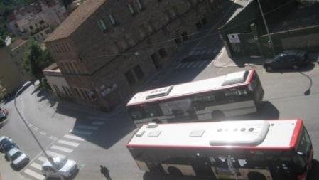 Un dels punts més perillosos que he vist a la ciutat: el carrer Natzaret té una recta de més de 200 metres amb pendent on els cotxes agafen fins a 80km/h sense respectar el límit de velocitat. A més, pugen i baixen tres línies d'autobusos (19,76,112 bus barri). El carrer arriba a la primera cruïlla ample del carrer Saldes on està la sortida del col.legi, de l'Escola d'Aprenents i de la parròquia. Per aquí passen les ambulàncies que van cap a l'Hospital Vall d'Hebron.