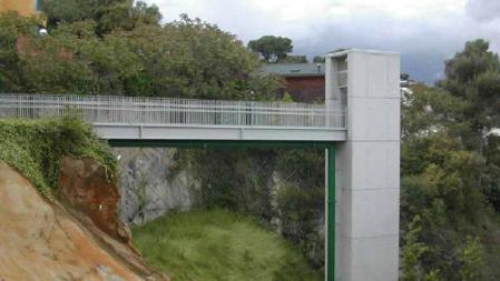 El ascensor 'panorámico' de La Pedrera, en Vallvidrera, lleva un año y medio sin estrenar por falta de electricidad