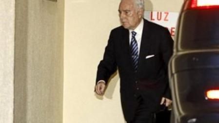 El presidente del Consejo General del Poder Judicial (CGPJ), Carlos Dívar, cuestionado por sus viajes a Marbella, llega al pleno del CGPJ en el que hoy se votará, con resultado incierto, la petición de varios vocales de que dimita, con cada vez menos apoyos en este órgano y en la carrera judicial