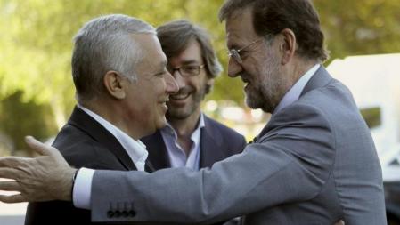 El presidente del Gobierno y líder del PP, Mariano Rajoy (dcha), saluda al presidente del PP de Andalucía, Javier Arenas