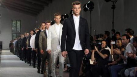 Un grupo de modelos, encabezado por el francés Clement Chabernaud (frente), presenta creaciones de Valentino en el festival de la moda masculina Pitti Immagine Uomo 82 en Florencia (Italia)