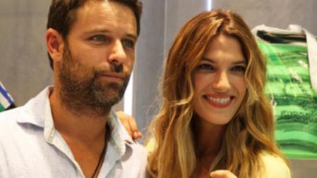 Laura Sánchez y David Ascanio posando juntos en la nueva tienda de Carpisa de Barcelona