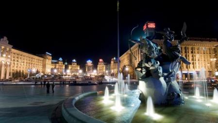 Imagen nocturna de la plaza de la Independencia de la ciudad de Kiev