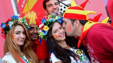 España - Portugal: Aficionados españoles posan en frente de la Donbass Arena en Donetsk.