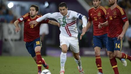 España-Portugal: Cristiano Ronaldo conduce el balón perseguido por varios futbolistas de La Roja durante la semifinal de la Eurocopa 2012