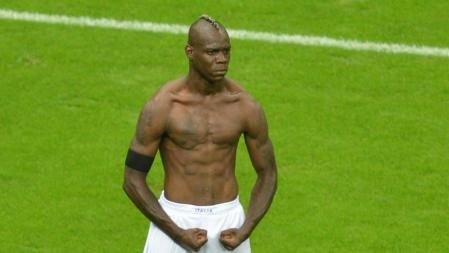 Alemania-Italia: Mario Balotelli celebra su segundo gol en las semifinales de la Eurocopa 2012