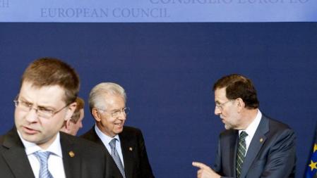 Rajoy y Monti se saludan durante la foto de familia del Consejo Europeo celebrado en Bruselas