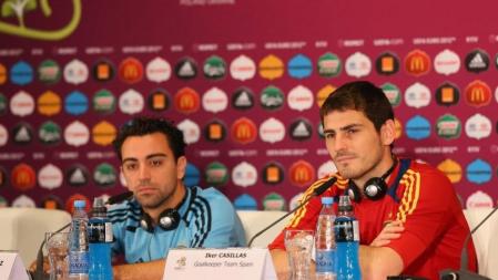 Xavi Hernández, junto a Casillas en rueda de prensa
