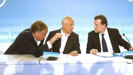 El presidente del Gobierno y del PP, Mariano Rajoy, conversa con el presidente del PP-A, Javier Arenas y el vicesecretario de Estudios y Programas del PP, Esteban González Pons