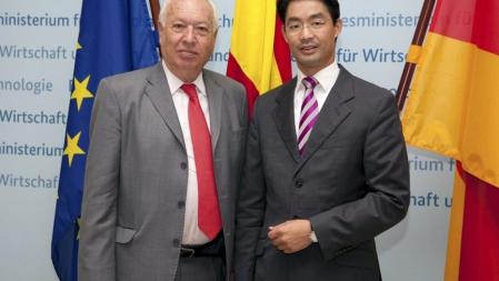 El ministro español de Asuntos Exteriores, José Manuel García-Margallo, junto al ministro alemán de Economía y Tecnología, Philipp Rösle, en Berlín