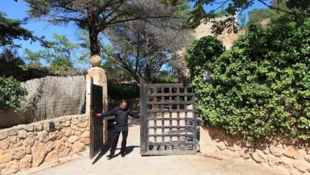 El castillo. Arriba, la entrada principal al recinto del castillo de Tamarit, donde ayer se celebraba un enlace y hoy otro. La boda ha levantado mucha expectación y se ha preparado un dispositivo especial para los accesos.
