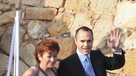 El centrocampista del Barça, Andrés Iniesta acompañado por su madre