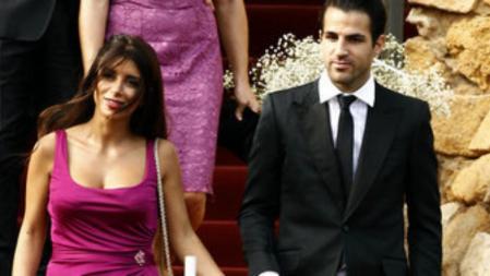 Cesc Fàbregas de negro con su pareja que se decidió por el fucsia