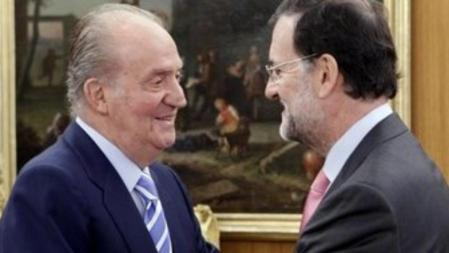 El rey Juan Carlos recibe el saludo del presidente del Gobierno, Mariano Rajoy (dcha), a la llegada al Palacio de la Zarzuela, donde preside hoy la reunión del Consejo de Ministros.