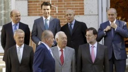 El rey Juan Carlos, junto al presidente del Gobierno, Mariano Rajoy (abajo-d), se prepara para posar en la foto de familia con el resto de los ministros del Ejecutivo antes de la reunión del Consejo que preside hoy en el Palacio de la Zarzuela.