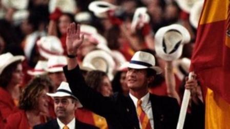 El Príncipe encabezando la participación olímpica española durante el desfile inaugural en las olimpiadas de Barcelona.