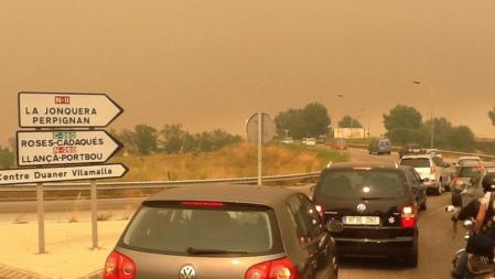 El incendio de La Jonquera ha obligado a cortar la N-II y la autopista AP-7