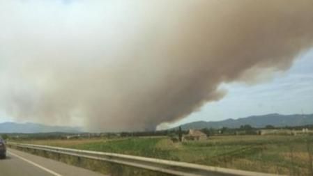 Imagen del incendio que afecta a la Jonquera y que ha obligado a cortar la N-II y la AP-7