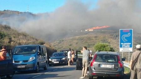 Muchas personas se han visto sorprendidas por el fuego cuando circulaban en sus vehículos cerca de Portbou