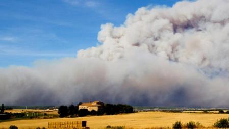 Vista desde Lladó del incendio en el Alt Empordà