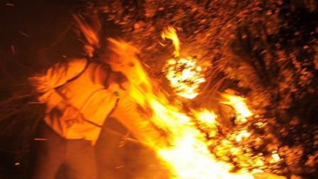 Un bombero trabaja en el incendio del Alt Empordà durante la noche