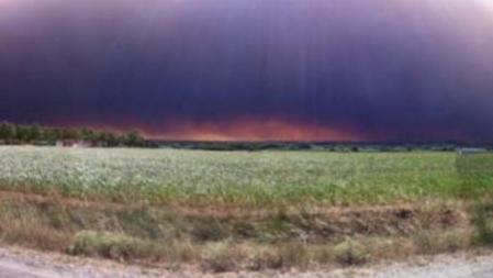 La columna de humo de los incendios del Empordà vista desde la carretera