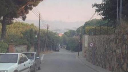 Niebla de humo del fuego del Alt Empordà y fuerte olor a fuego en Arenys de Mar