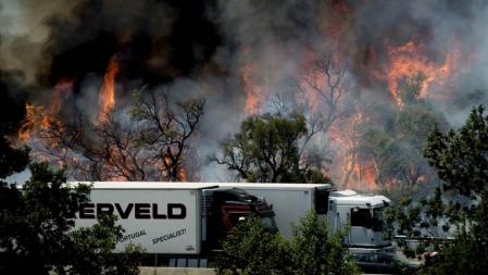 Una lengua de fuego amenaza a los vehículos colapsados en la AP-7 a la altura de La Jonquera.