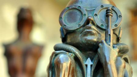 A las puertas del Museo HG Giger ya encontramos dos de sus nada adorables criaturas
