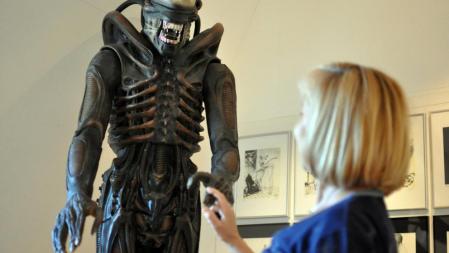 Hacerse una foto con uno de estos bichos es el souvenir inesperado en Gruyères