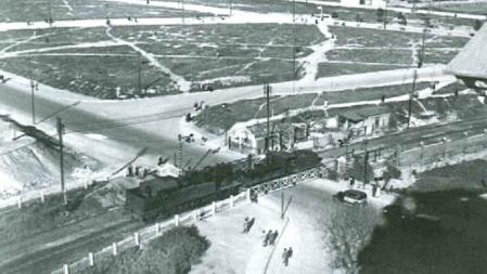 Paso a nivel entre Gran Vía y Ribes, con la parada de metro de Glòries al fondo. Años 50.