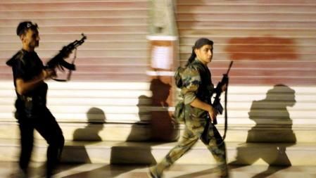 Rebeldes sirios patrullan por las calles de Alepo