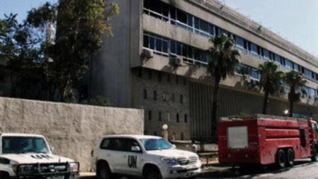 La fachada principal del hotel donde se alojan los observadores de la ONU en Damasco ha quedado destruida. Ha habido tres heridos.