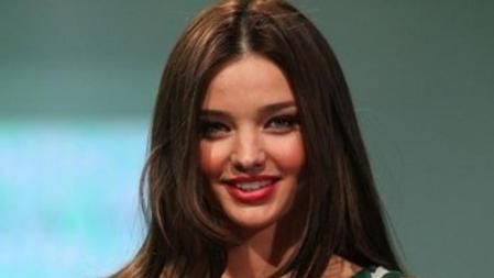 La modelo Miranda Kerr exhibe un diseño de Lisa Ho durante el desfile de la colección primavera-verano 2013 de David Jones.