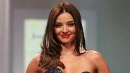 La modelo Miranda Kerr exhibe un diseño de Romance Was Born durante el desfile de la colección primavera-verano 2013 de David Jones.