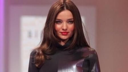 La modelo Miranda Kerr exhibe un diseño de Dion Lee durante el desfile de la colección primavera-verano 2013 de David Jones.