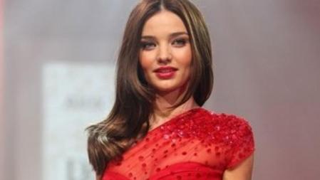 La modelo Miranda Kerr exhibe un diseño de Alex Perry durante el desfile de la colección primavera-verano 2013 de David Jones.