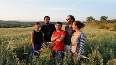 Los integrantes de la empresa PRIORATBEER & Co: Carol Van Waart, diseñadora y calígrafa; Santi Torrella, enólogo: Laia Abadal, veterinaria; Josep Borrell, cervecero; y Antoni Sánchez-Ortiz, enólogo y olivicultor.