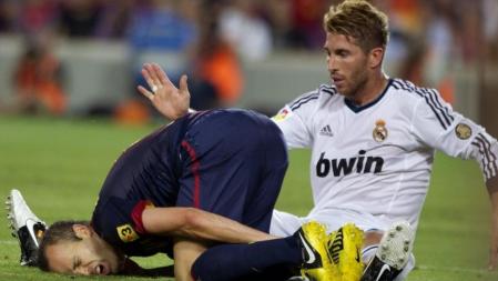 Barça-Madrid: Sergio Ramos protesta tras derribar a Iniesta en la jugada del penalti transformado por Messi